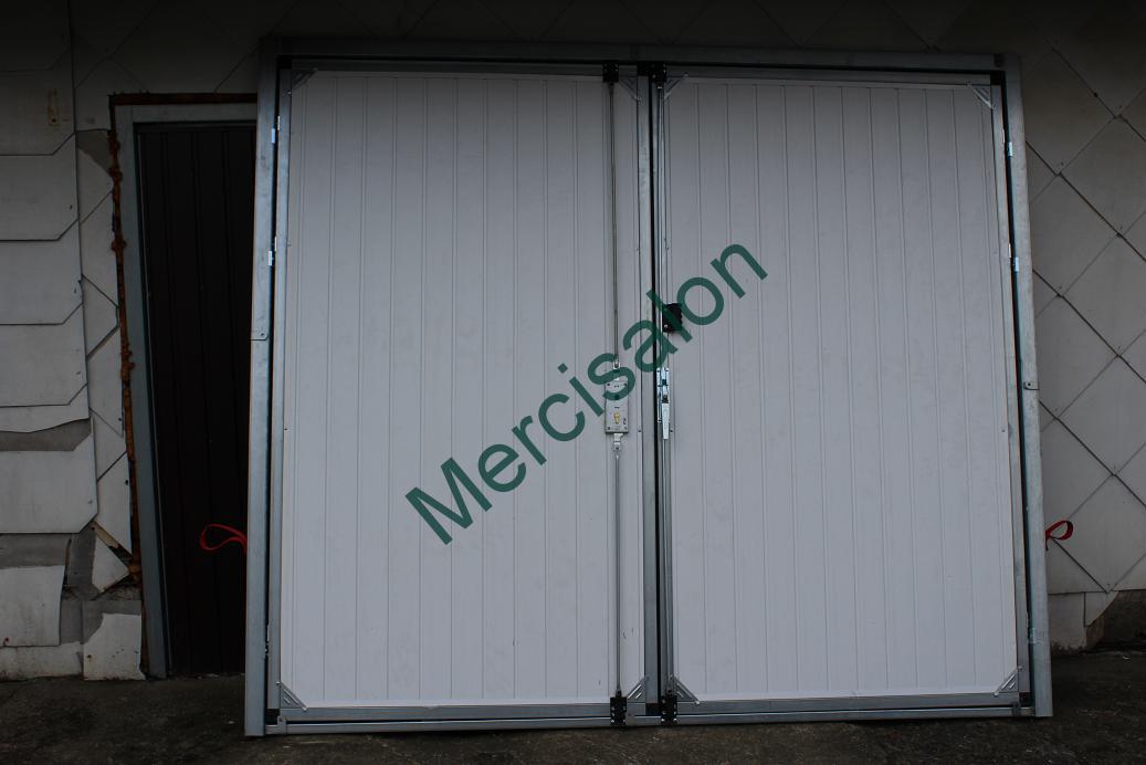ZMK.Garážová vrata dvoukřídlá zateplená š.250 x v.200 cm RAL 3009 MAT