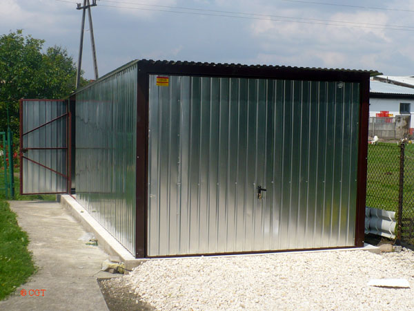 ZMK.Garáž plechová 3 x 5 m,pultová střecha,výklopná vrata,boční dveře,pozink