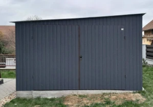 ZMK.Plechová garáž 4 x 5 m, RAL 7016 MAT, dvoukřídlá vrata, střecha se sklonem na bok