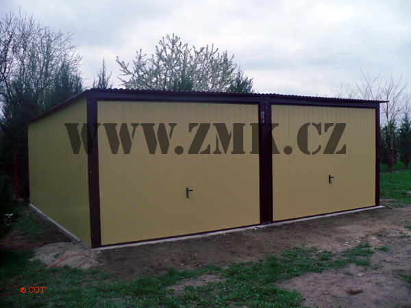 ZMK.Plechová garáž 6 x 6 m,pultová střecha,v barvě RAL 8017, výklopná vrata