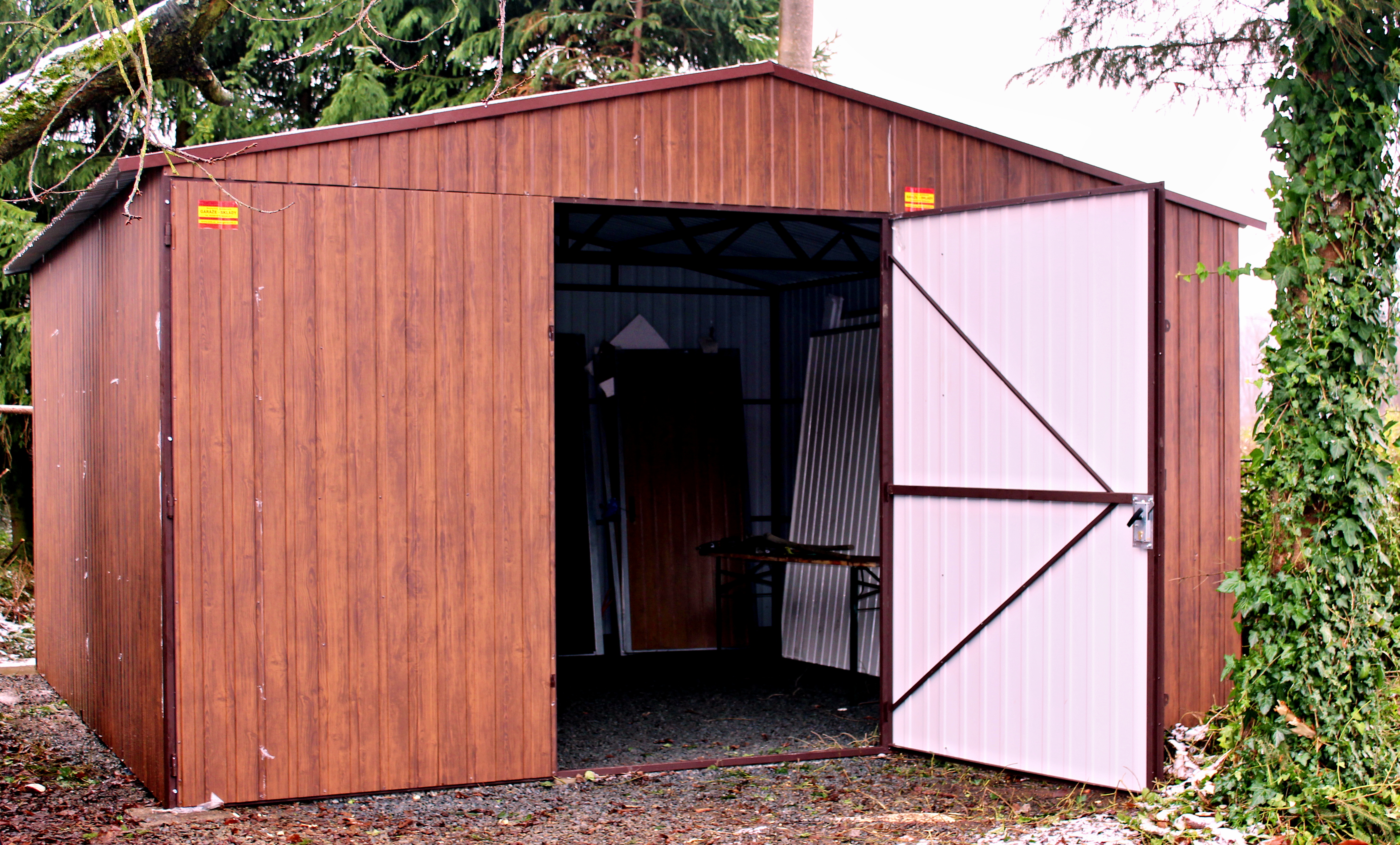 ZMK.Plechová garáž 5 x 5 m sedlová střecha,dvoukřídlá vrata, ořech