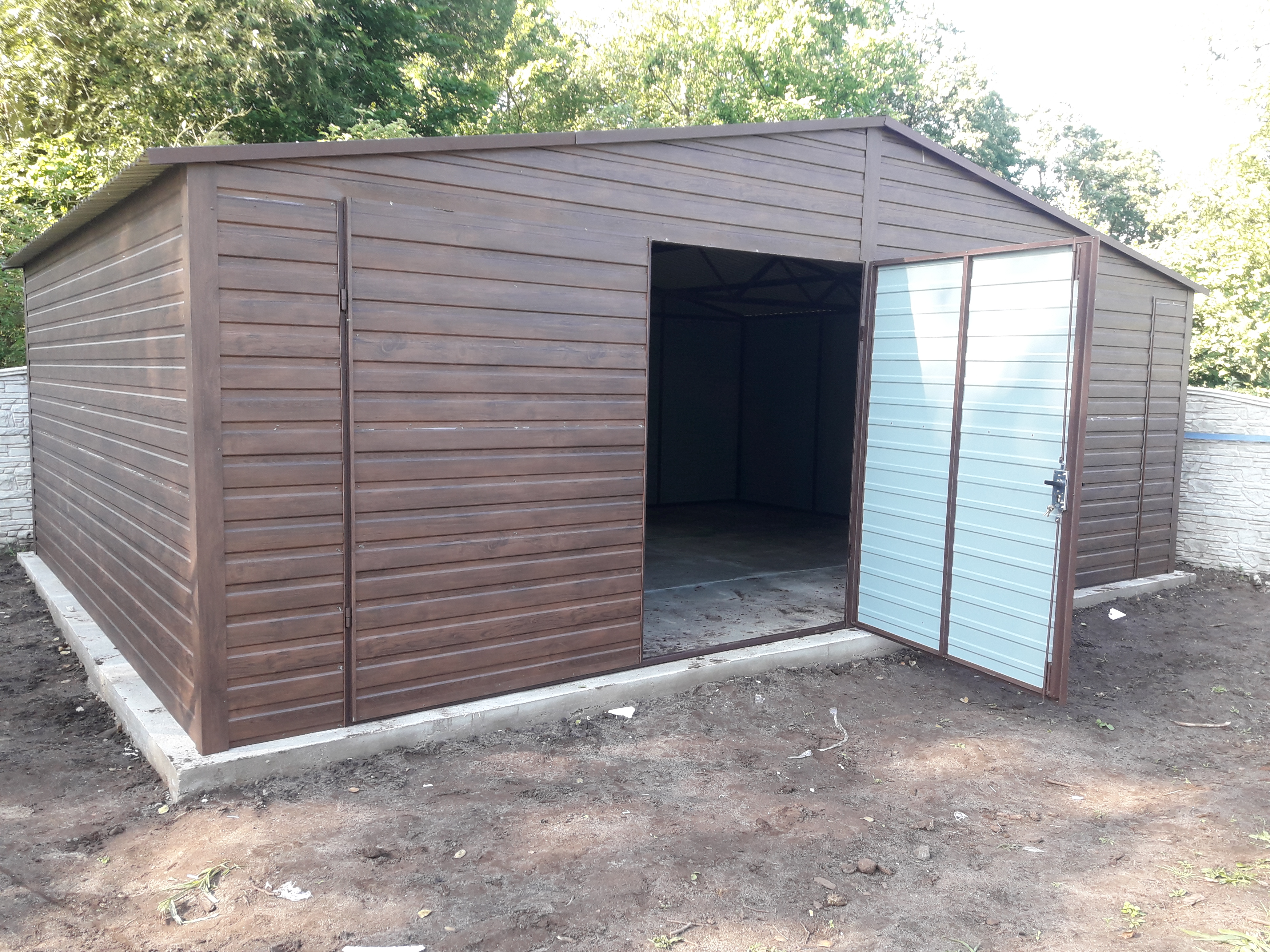ZMK.Garáž plechová 7 x 5 m,sedlová střecha,dvoukřídlová vrata,ořech