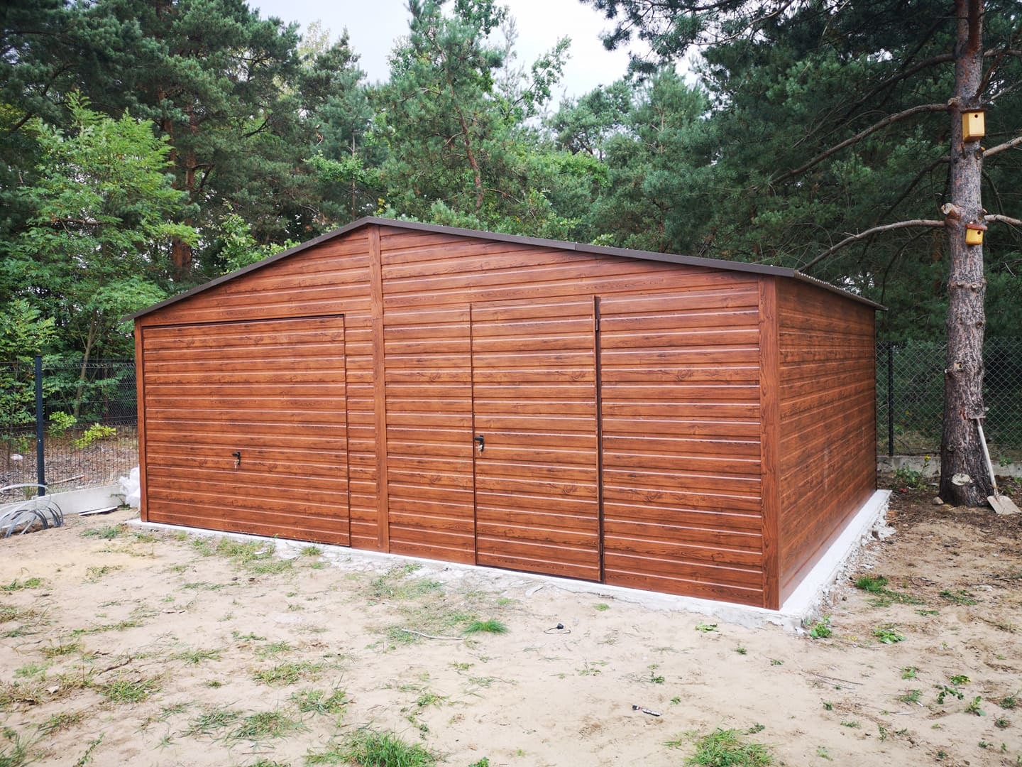 ZMK.Plechová garáž 8 x 5 m se sedlovou střechou ořech