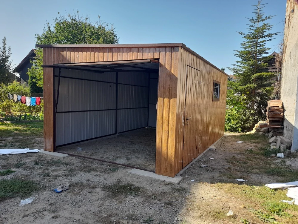 ZMK.Plechová garáž 3,5 x 5 m Zlatý dub, výklopná vrata, střecha se sklonem na bok