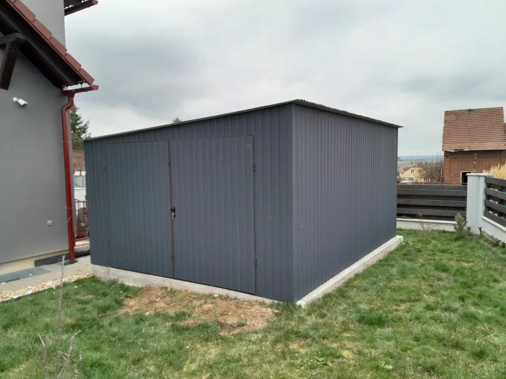 ZMK.Plechová garáž 4 x 5 m, RAL 7016 MAT, dvoukřídlá vrata,  střecha se sklonem na bok