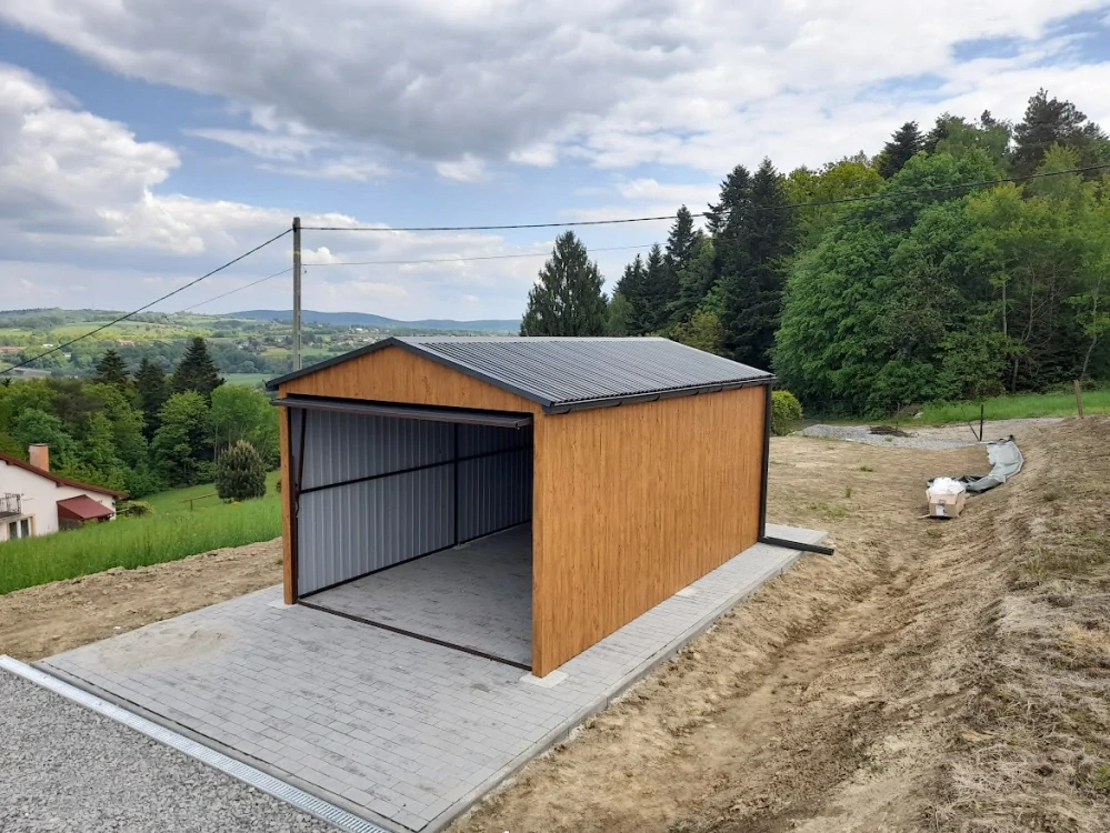 ZMK.Plechová garáž 3 x 5 m, sedlová střecha, výklopná vrata, dveře Multigross