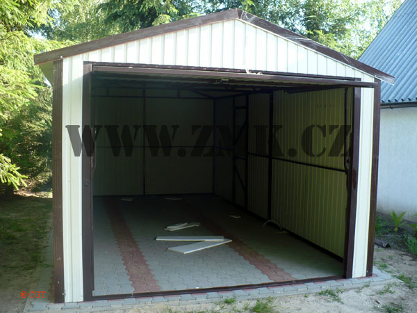ZMK.Plechová garáž 3 x 5 m, sedlová střecha,výklopná vrata,boční dveře,barva 