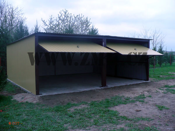 ZMK.Plechová garáž 6 x 6 m,pultová střecha,v barvě RAL 8017, výklopná vrata