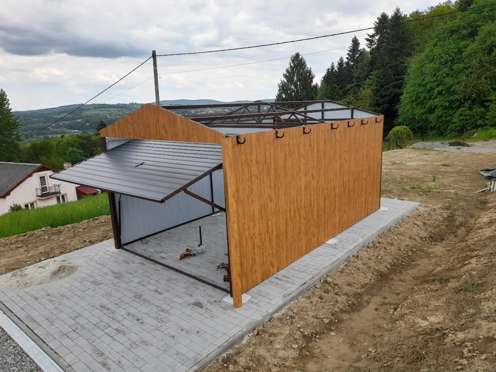 ZMK.Plechová garáž 3 x 5 m, sedlová střecha, výklopná vrata, dveře Multigross