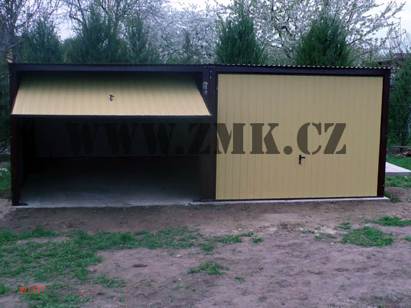 ZMK.Plechová garáž 6 x 6 m,pultová střecha,v barvě RAL 8017, výklopná vrata