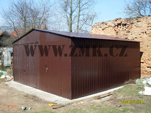 ZMK.Plechová garáž 5 x 5 m se sedlovou střechou RAL 8017