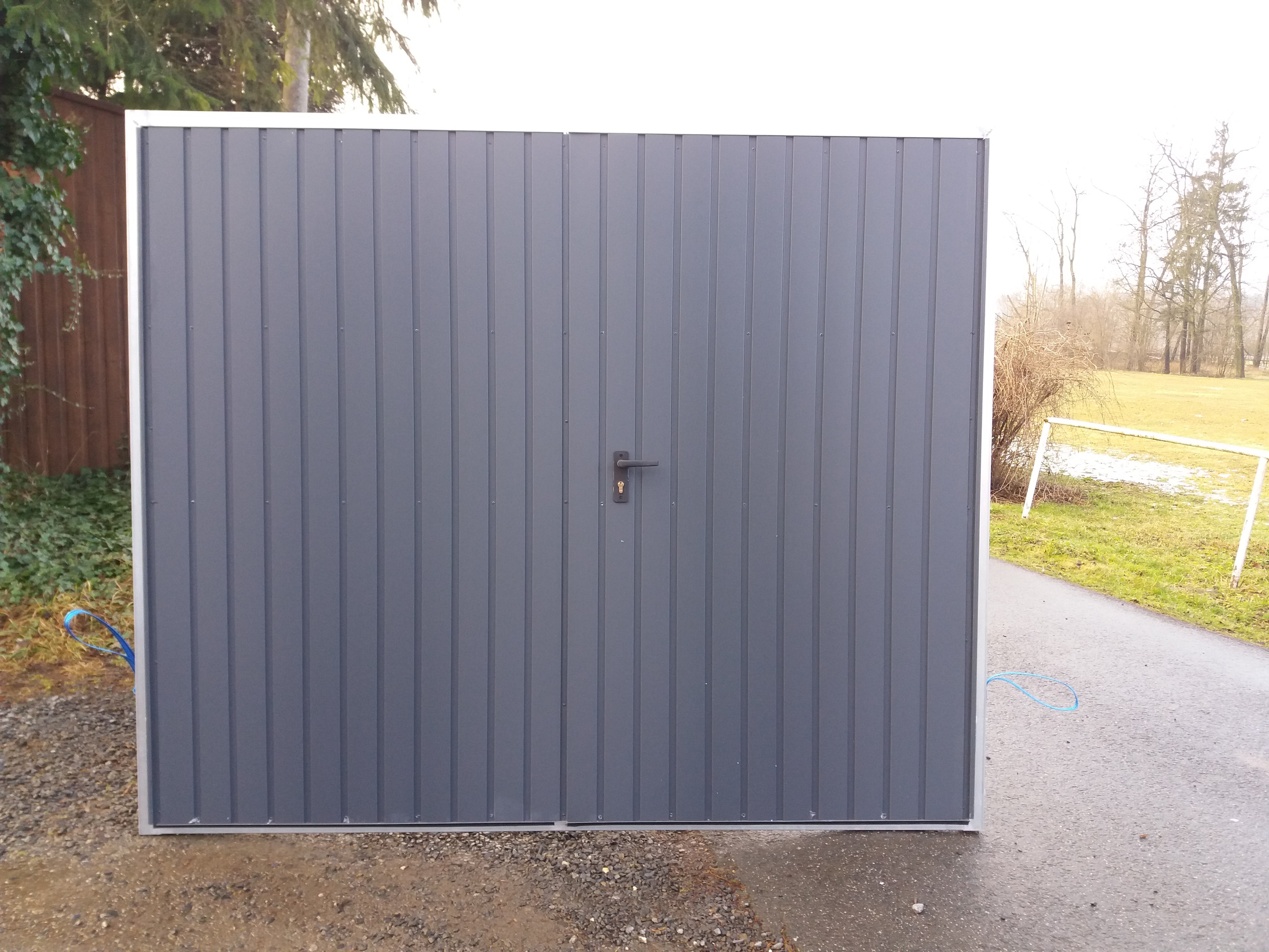 ZMK.Garážová vrata dvoukřídlá NEZATEPLENÁ š.230 x v.200 cm,RAL 7016 MAT