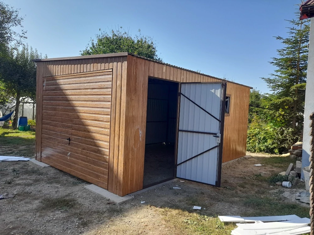 ZMK.Plechová garáž 3,5 x 5 m Zlatý dub, výklopná vrata, střecha se sklonem na bok