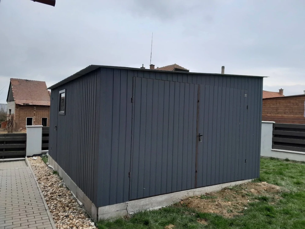 ZMK.Plechová garáž 4 x 5 m, RAL 7016 MAT, dvoukřídlá vrata,  střecha se sklonem na bok
