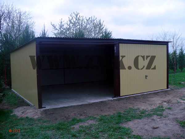 ZMK.Plechová garáž 6 x 6 m,pultová střecha,v barvě RAL 8017, výklopná vrata