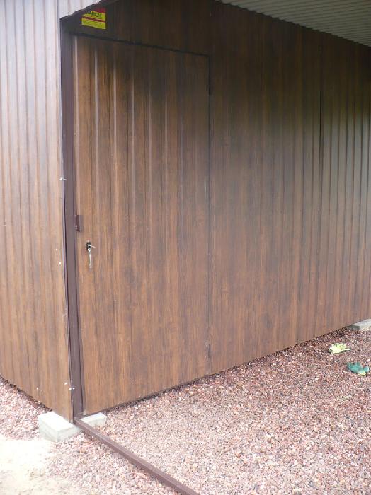 ZMK.Garáž plechová 8 x 5 m sedlová střecha, výklopná vrata,ořech
