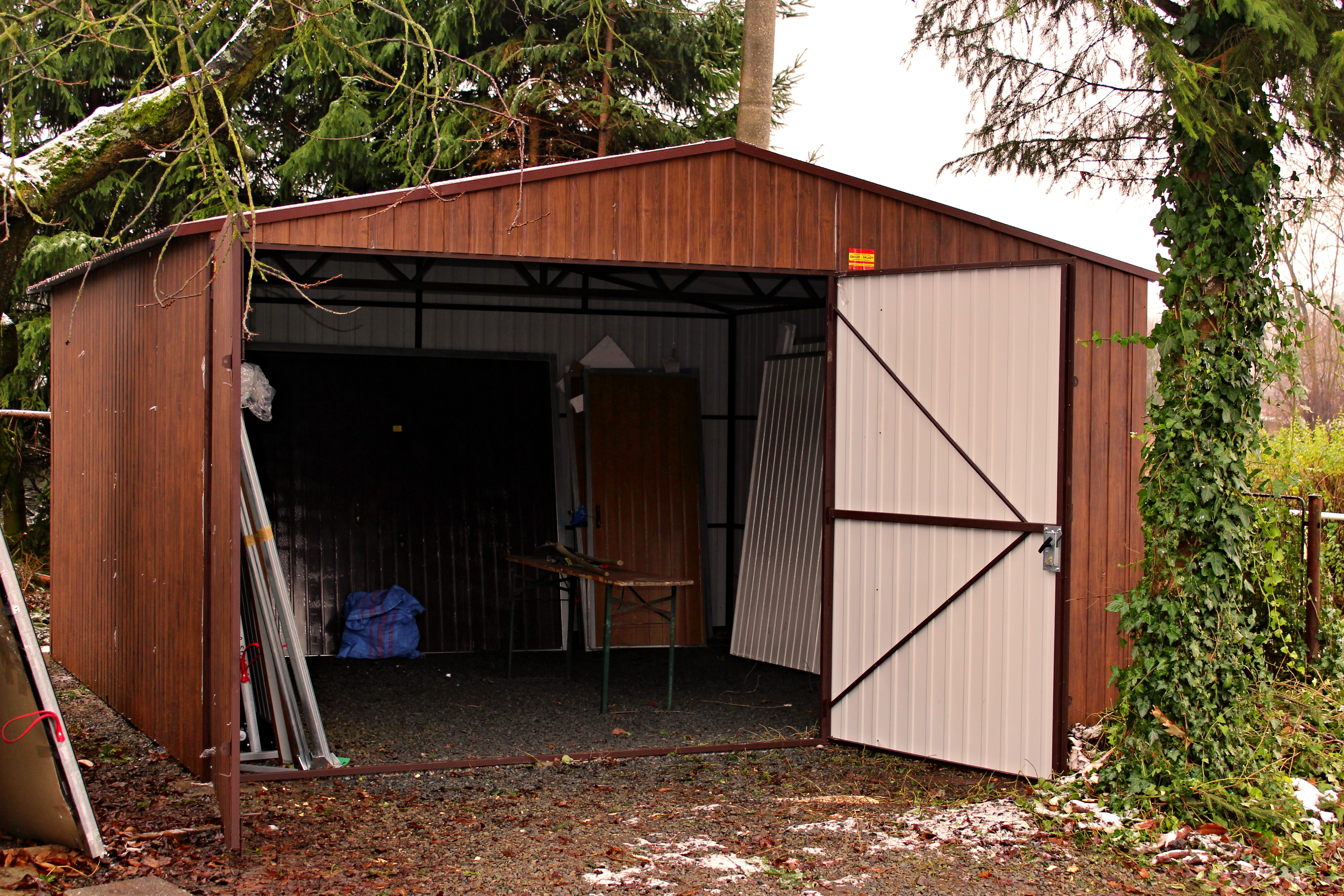 ZMK.Plechová garáž 5 x 5 m sedlová střecha,dvoukřídlá vrata, ořech