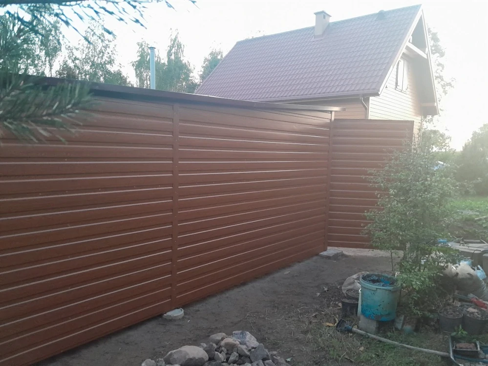 ZMK.Garáž plechová 3,5 x 6 m pultová střecha, dvoukřídlá vrata v barvě RAL 8004