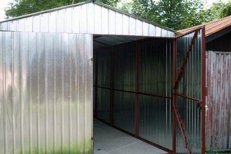 ZMK.Garáž plechová 3 x 5 m,sedlová střecha,dvoukřídlá vrata 