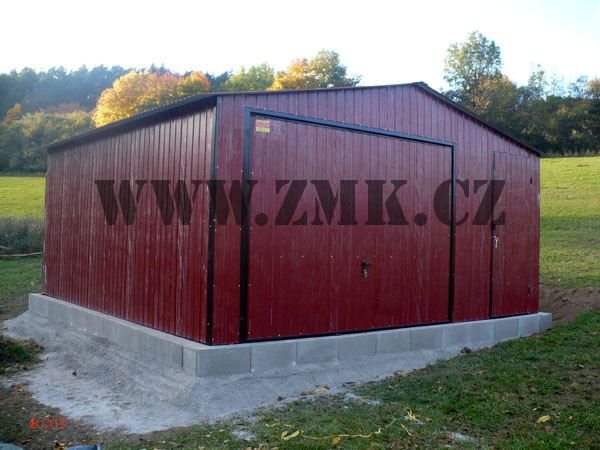 ZMK. Plechová garáž 5 x 5 m,sedlová střecha,výklopná vrata v barvě