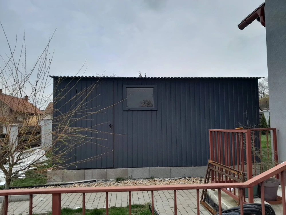 ZMK.Plechová garáž 4 x 5 m, RAL 7016 MAT, dvoukřídlá vrata,  střecha se sklonem na bok
