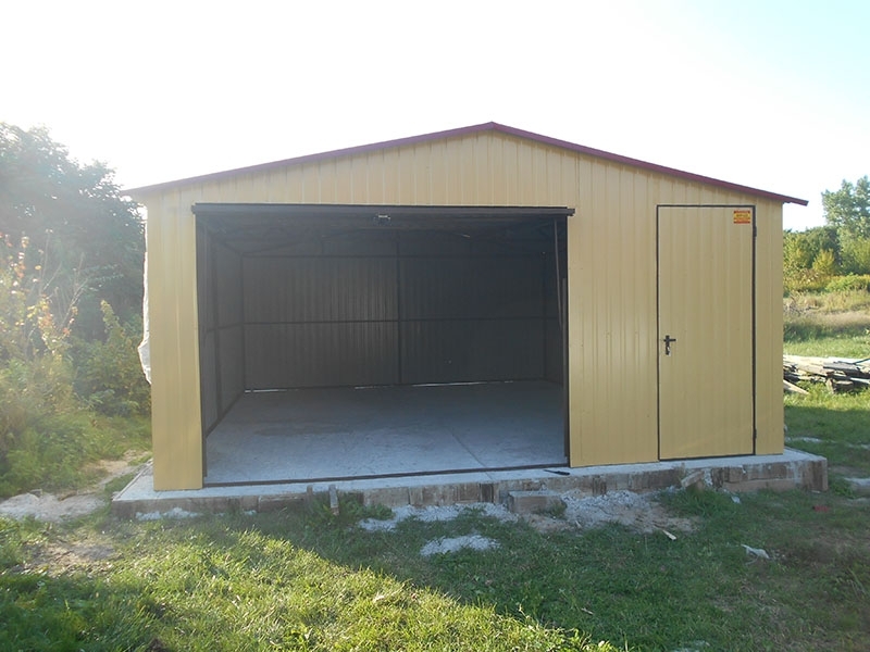 ZMK. Plechová garáž 5 x 5 m,sedlová střecha,výklopná vrata v barvě