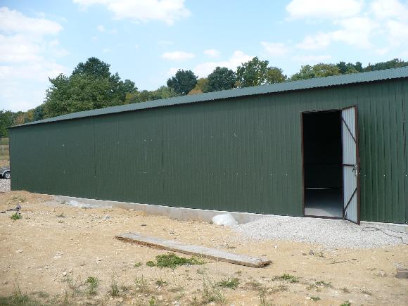 ZMK.Hospodářská plechová montovaná garáž 6 x 18 m v barvě 